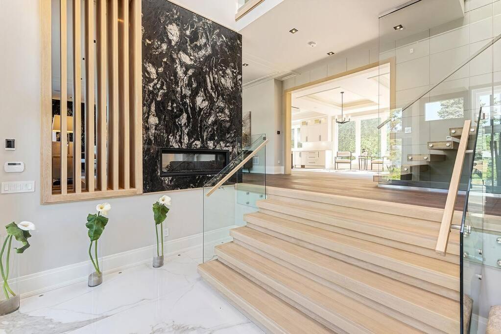 Luxury 6 Bedrooms With Spacious Indoor Villa Toronto